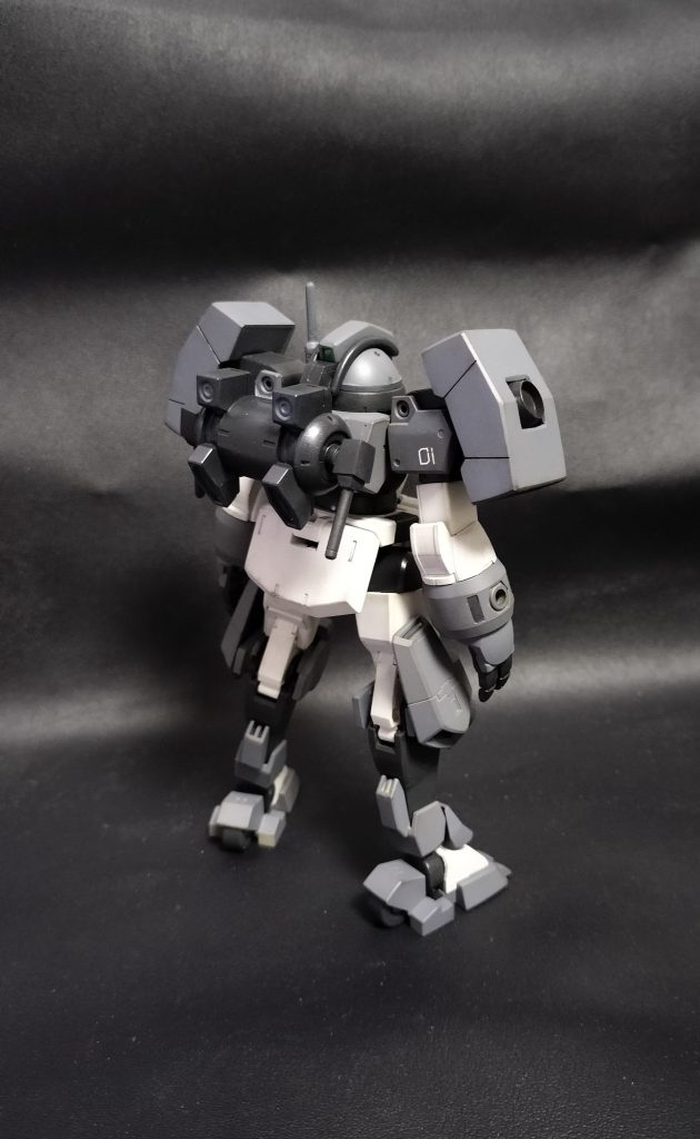 後ろはこんな感じです。バックパックの一部だけプラ板とプラ棒で作りました。膝や肩アーマーもですが、なかなか綺麗な面にならず苦戦しました。ずっと筆塗りばかりしてて、エアブラシ塗装時の傷の見え方を侮っていました汗