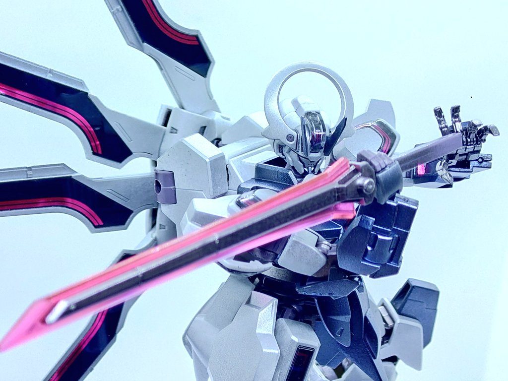 シュバルゼッテを購入した日は仕事日でしたが、仕事帰りにガンプラを買ってその日のうちにどこまで作れるか、のチャレンジでもあります！素組みと塗装まではいけますが、スジボリ・デカール貼り・トップコート処理まで進めるのは無理ですね。早く完成させようとして仮組みせずにバラのまま塗装したせいで、パーツごとの塗装ムラが！もっと練習しないと。ガンダムマーカーエアブラシが好きなので精進します！