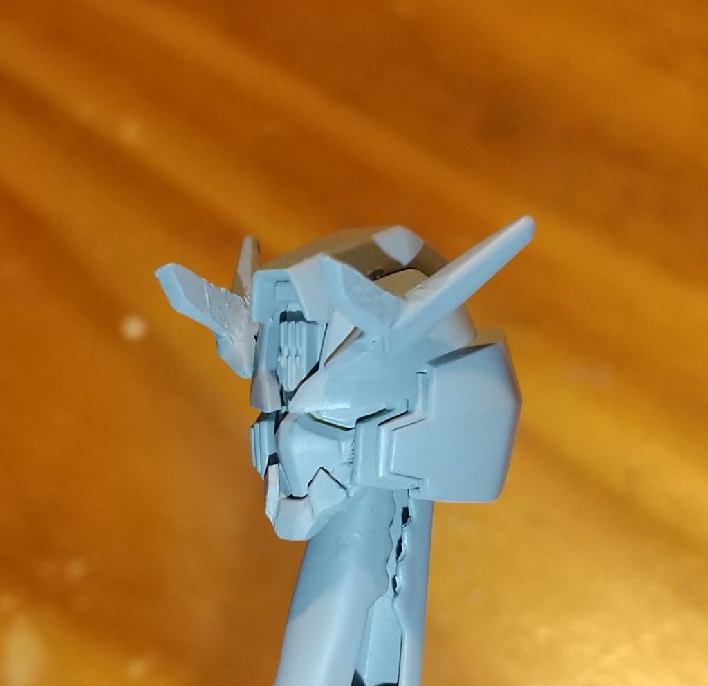 分かりづらいかもしれませんが顔もいじってます。