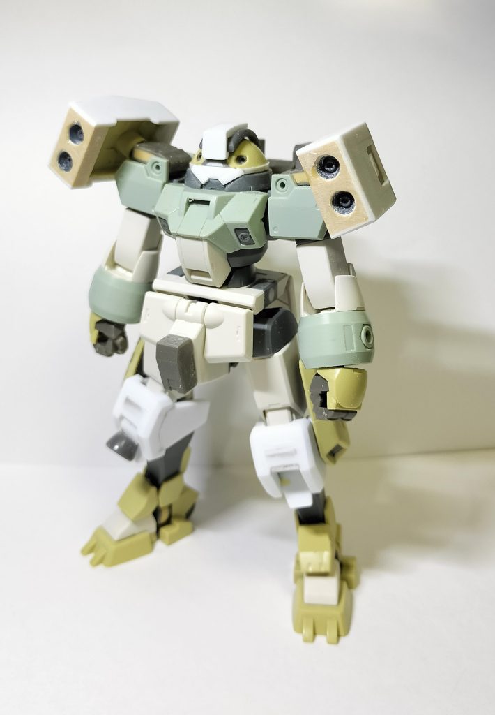 肩の接続部、腰、足首などは肉抜き穴を埋めてます。