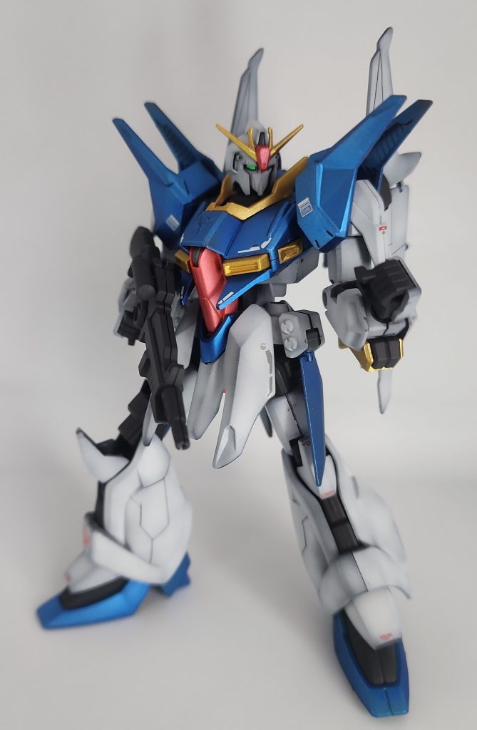 旧キット1/100 ゼータガンダムのポージング。今回余った塗料だけで塗りました。なのでメタリック塗装。白い外装は黒立ち上げ。