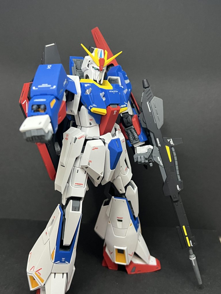 もう一箇所の部分塗装はグレネードを気分で色変え。あと、ビームライフルのエネルギーパック部分を筆塗り。エネルギーパックのヤスリ跡を誤魔化すためですが。