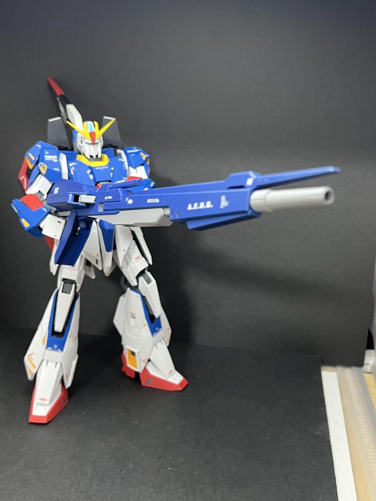 不安定ですが、なんとか持たせられます。ハイパーメガランチャーの色はアニメのカラーに近づけようと試行錯誤。