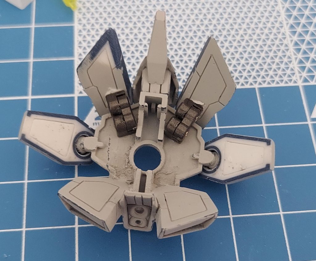 フロントアーマーは分割＋可動追加して動きに邪魔にならないようにしました