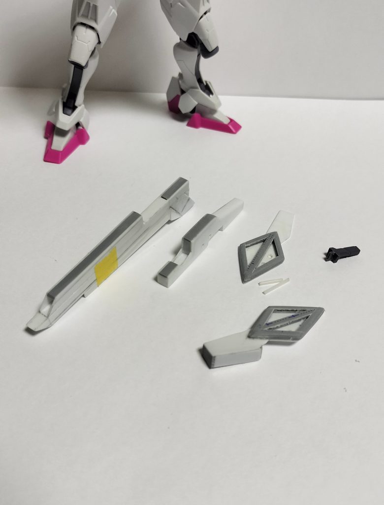 ビームライフルは持ち手が元キットです。あと画像にないですがマイナスモールドの球体は市販品を購入してつけました。