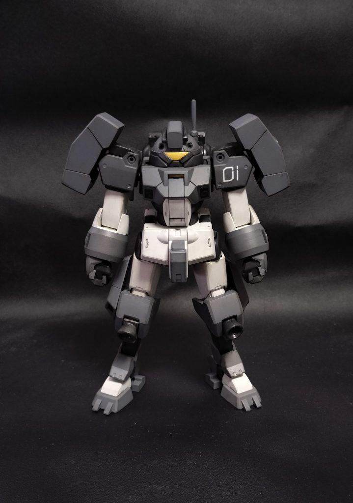 正面はこんな感じです。顔の一部、肩アーマー、股間部、膝をプラ板、エポパテで造形しました。塗装はガイアのメカサフライトとメカサフスーパーヘビーです。タミヤウェザリングマスターでちょびっとウェザリングしてます。