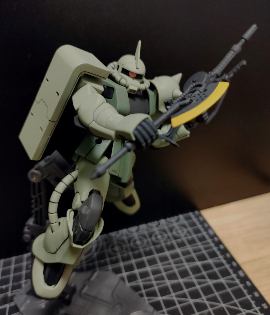 ヒート・ホークはガンダムイエローで塗装しました。初めてガンダムマーカーエアブラシを使用しましたが、部分塗装には便利に感じました。膝が汚れてしまってショックです＜T T＞