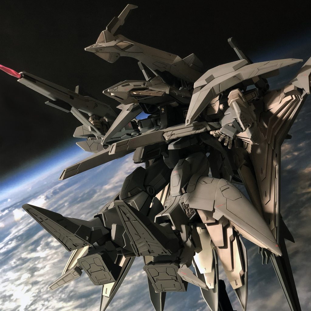 実際にロービジカラーが施された軍用機はどんなもんかな、ということでF-22ラプターを見ると、これが超絶格好良い。紫外線で焼けた感じ、リペアを繰り返した跡...。これが超音速巡航でカッ飛ぶのですよ。これがリアルかっ。