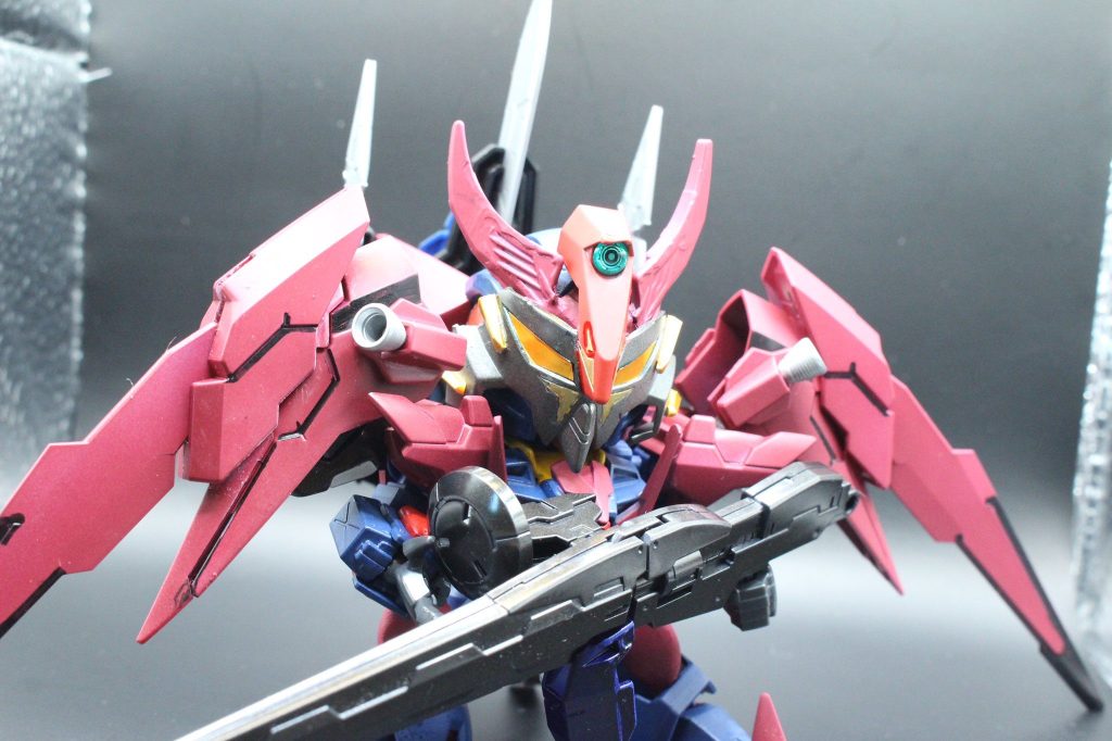 ダークマターと言えば、メイジンが操られていた際に使ったガンプラですので、マスクも操られていた際に着用したサングラス（エンボディ）をイメージしております。