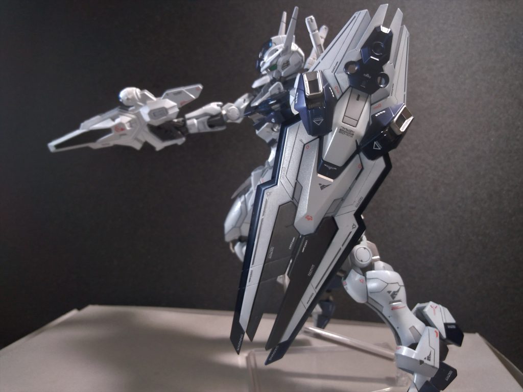 ストフリもニューガンダムも、ライフルが白かったので僕の中でライフルは白!みたいなイメージでエアリアルくんのライフルも白に塗っちゃったんですけど、個人的には似合っていてよかった。