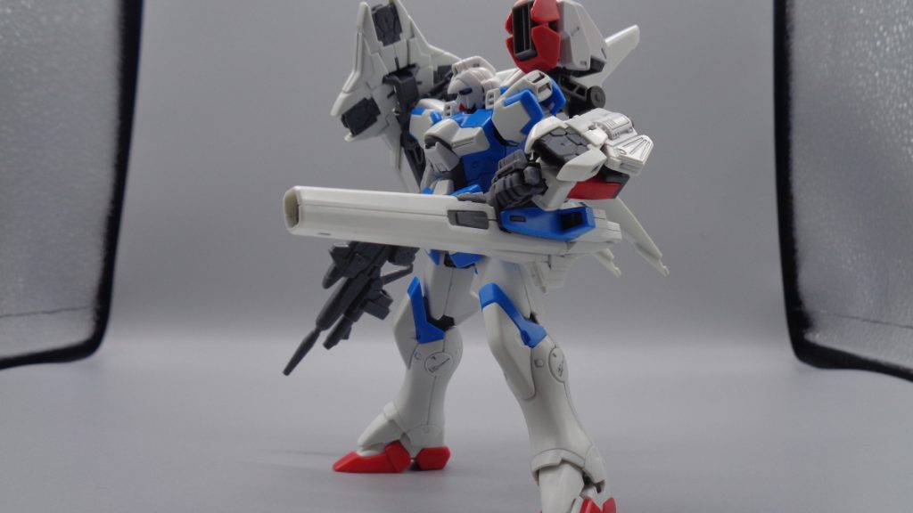 F91のヴェスバーが好きなのでメガビームキャノンの懸架方法を変更しました。アームを左右で入れ替えるだけなので簡単です。スプレービームポッドは本来メガビームキャノンのカウンターウェイトらしいので機体バランスは悪いと思います(´・ω・`)