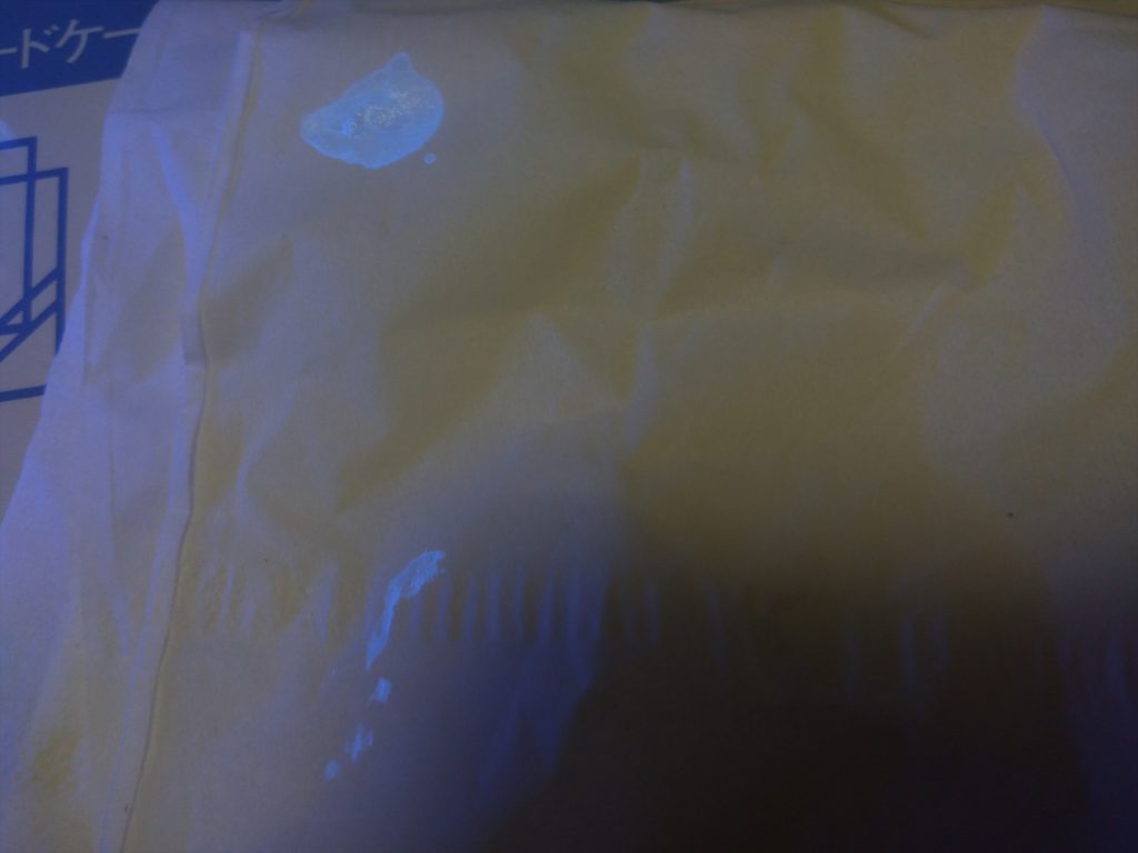 ティッシュでテスト。…綺麗に光ってるのはいいけど、改めて写真見ると…なんか…絵面が…最低だ、俺って…!シンジクンッ!?白い部分は前回のストライクフリーダムで拭いたパールが気に入ったので、今回も光沢+パールでいく事に。スジボリを今回それなりに頑張って、モールドの掘り直しと共に20時間くらい消し飛ぶ。(もうほんとスジボリ苦手)今回はこれまでで一番気合を入れるべく塗分けも頑張ってみようと気合を入れる。エアブラシブシュー。……暑い。え?地球どうなってんの?ベランダが鉄板みたいになってるんですけど。何故インドア趣味のガンプラで僕は日焼けをしかけているのか…。妥協案として窓を全開にして室内とベランダの境界線上の塗装がはじまったのであった。この灼熱の塗装アクティビティーは二週間続いたそうな。同時進行で不慣れなマスキングも作業はじまる。