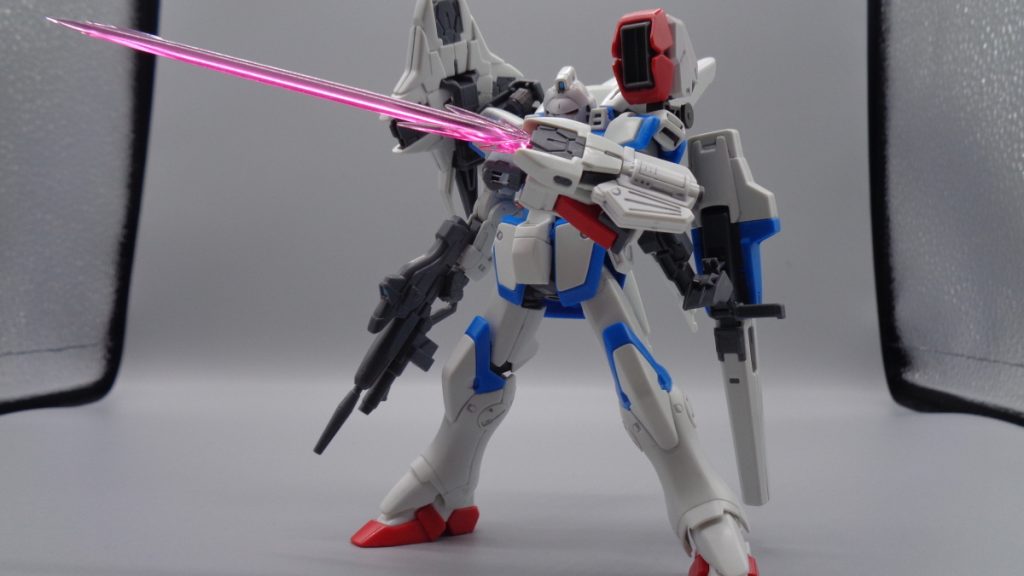 キットでミノフスキーシールドのビットが余っていてもったいなかったので、メガビームソードユニットにしました。ビームサーベルを取り出すよりも一手間減るのできっと便利です。