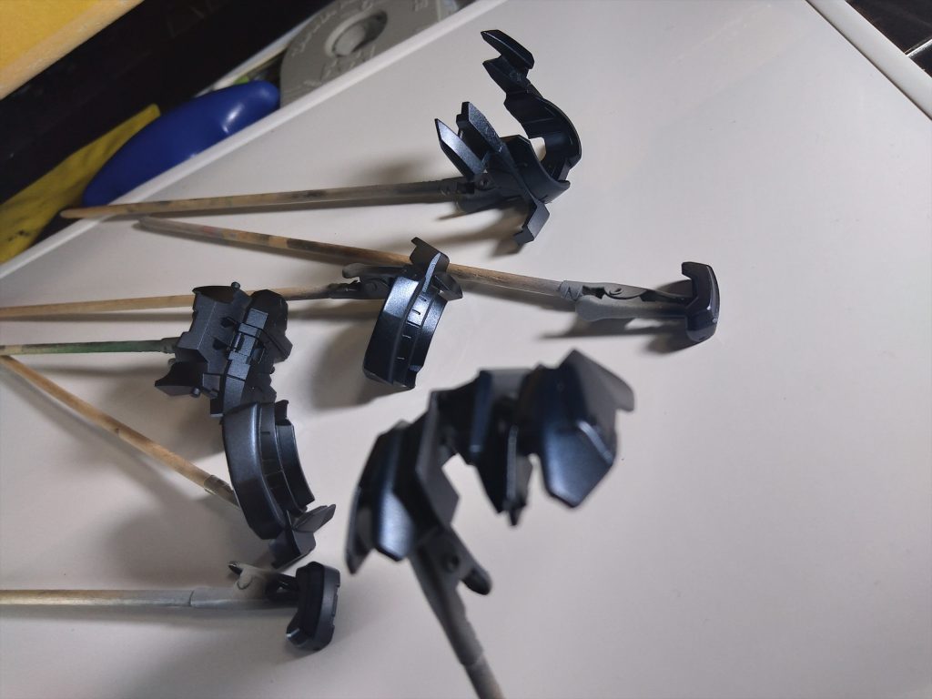 ここまでやったからにはカッコいい塗料を使わねばならぬという事で、他のモデラーの人が使ってるのをチラホラ見かける、ガイアカラーのプリズムブルーブラックを購入。1瓶1000円…!マジか…!でも値段に見合う格好良さ!この充電式エアブラシで塗れるのか心配だったんですけど、ものすごい下地の隠蔽パワーで普通に塗装出来ました。ラッカーなんですけどね。やれることは全部やろうと、銃の照準にレジン液盛ってみたり、デカール150枚くらい貼ったり…!結局作り始めて一か月ちょい掛かり。