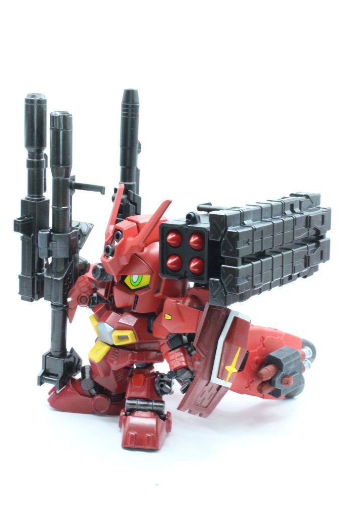 右肩にはMSランチャー。強化兵装のバズーカは2連になっており、通常の火力のおよそ3倍にまでパワーアップしている。