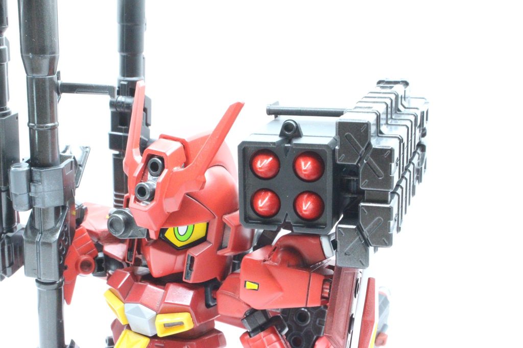 左肩には大型ミサイルランチャーを2基装備。そして大型シールドで装甲も強化。