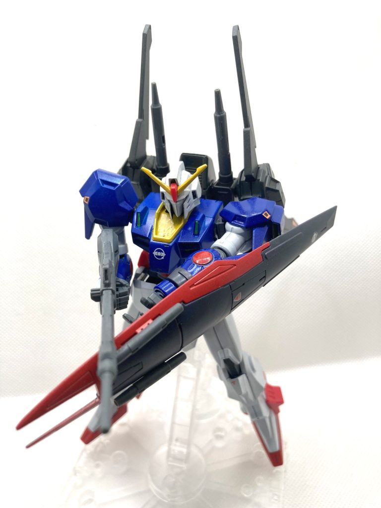 もともとの色が単色すぎて好きじゃなかったので、あれこれ考えた末に『ゼータカラー』にしてみました。ただの色変えじゃつまらないので、少しだけデカールも貼ってみました。普段デカール貼らない派なので、センスまったく無し！ｗ