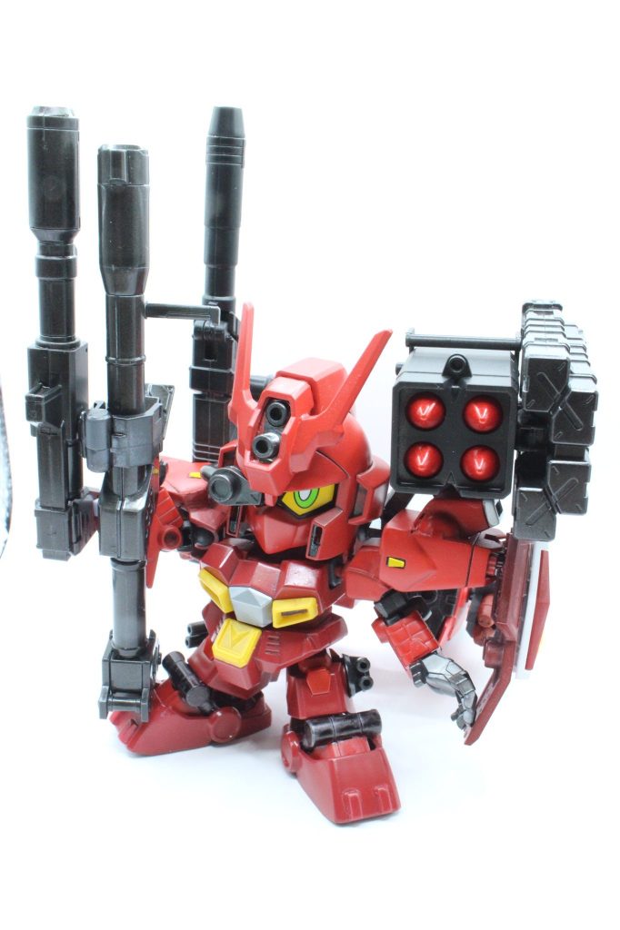 【ヘヴィウエポン・コマンドレッドウォーリア】重火器を最大限装備し、火力で敵を一網打尽するパワーアップ形態。増えすぎた重量を、合体したブースターの推力で補うというピーキーな仕様。コマンドレッドウォーリアの実力があるからこそできる強化形態だ!