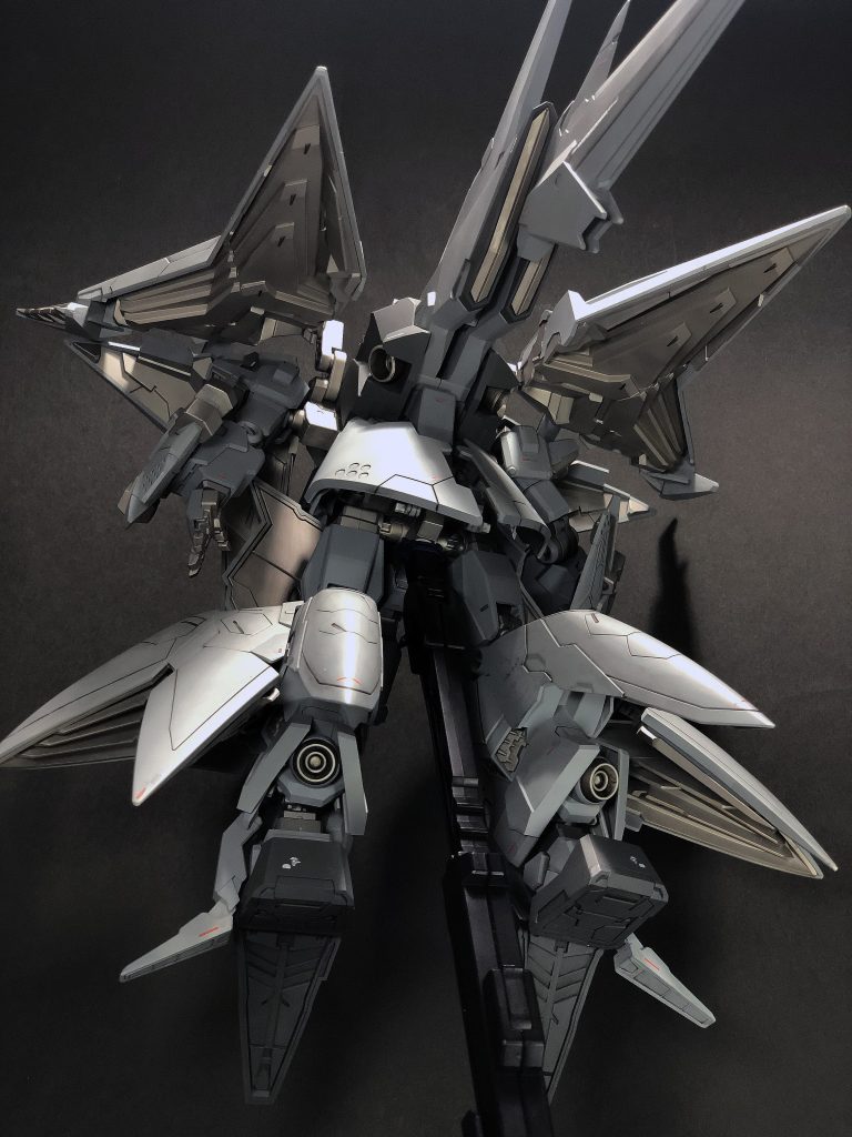 その結果、選んだ色は英空軍機色と米海軍機色という、全く設定無視の組み合わせに(今までのは何だったんだwそれから、ミノフスキークラフトはスーパーチタン2をマットにした色にしました。するとこれも、光の加減で色味が変わるし、目で見たときとカメラで写したときで色が変わるという変化ぶり。おお、全ての色が荒ぶっておる。し、静まり給え。