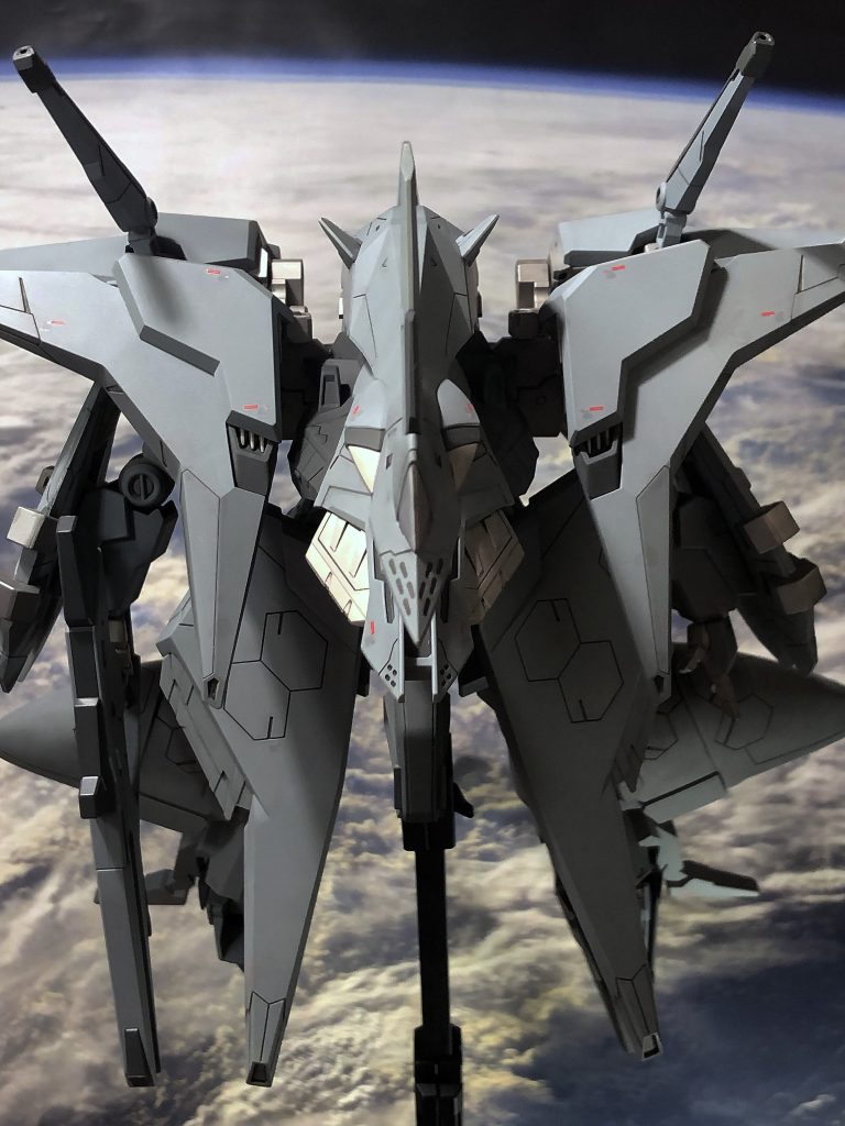 劇中だと、逆さになったり泳ぐように飛んだりしてるのですが、プラモデルだと重くてポージングは無理ですね。あと、構造的に外れ易かったり割れやすかったり、無理している部分が結構多い印象。でも、ガンダムなのにモノアイがあるこの異形な機体は唯一無二なので、是非どうぞ。