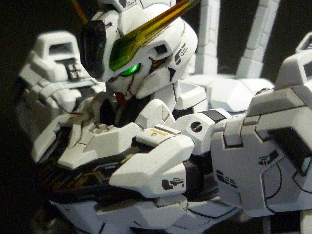 肩の意匠は、即交換可能な装甲をかぶせてある様に見せています。