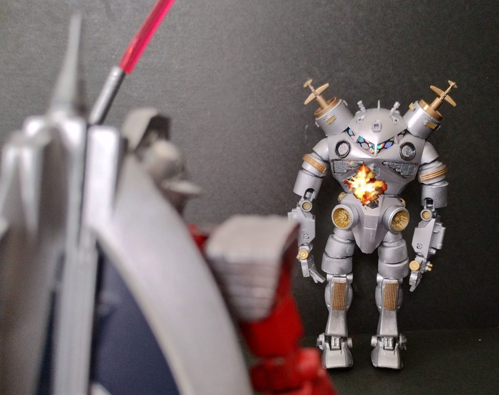 【破損部分は画像加工です】爆発の直前、機能停止して直立不動のポーズとなるゴルドブルグ。