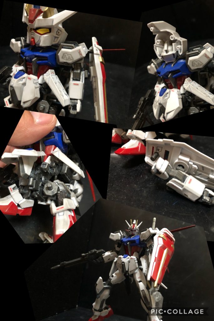 ① 足首を外す② ストライカーパックに付いている脚パーツを腰部に装着、脚に足首を付ける。③ 腰フロントパーツを下に下ろす。④ 広がってる腕パーツを下ろす。⑤ SDヘッドパーツを分割してストライカーパック下部に付ける完成!!リアル形態!!キラ「普通のストライクになった!?そんなバカな!」ムウ「言っただろ?俺は不可能を可能に...。」キラ「でもムチャクチャだ、OSがそのままなのに、こんなOSでこれだけの機体を動かそうなんて...!」ムウ「ん?そうか?」キラ「ちょっと貸してください!」ムウ「あ、ああ。」キラ「キャリブレーション取りつつ、ゼロモーメントポイント及びCPGを再設定、疑似皮質の分子イオンポンプに制御モジュール直結、ニュートラルリンケージ・ネットワーク再構築。メタ運動野パラメータ更新、フィードフォワード制御再起動。伝達関数、コリオリ偏差修正。運動ルーチン接続、システムオンライン。ブートストラップ起動!」ムウ「お?出たね、ぼうず得意のOSアップデート。やっとやる気になったって事か?」キラ「大尉が言ったんでしょ、今この船を守れるのは僕と貴方だけだって...。戦いたい訳じゃないけど、僕はこの船を守りたい、みんな乗っているんですから。」ムウ「俺達だってそうさ、意味もなく戦いたがる奴なんてそうはいない。戦わなきゃ守れねえから戦うんだ。」キラ「ええ。ところで今、OSアップデートをした時に気付いたんですが、このストライク、まだギミックが隠してありますね?」ムウ「お、流石だなあ、ぼうず。いかにも。このストライクにはSD⇄リアル変形の他に、分離可変ギミックがあるぜ。」キラ「え?」ムウ「よーし見てろ。胸部から上を分離して可変!頭部と腕部を付け替えて、シールドを上部に装着して完成だ。コイツが”トップストライカー“だ。」キラ「!!」ムウ「残った下半身も可変するぞ。脚を縮めて腰アーマー周りを展開、ライフルを装着して”ボトムストライカー“だ。」キラ「!?」