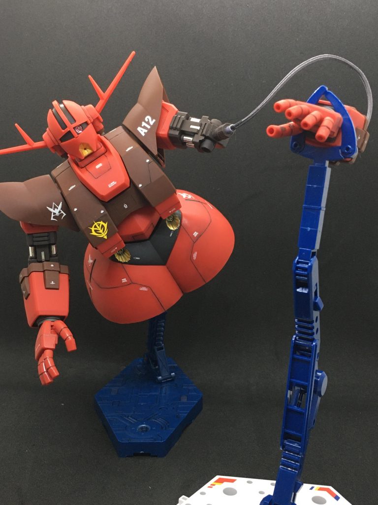 　腕部のケーブルはハイキューパーツの2mm径メッシュワイヤー、他のキットから太めのランナー、3mm内径のジョイントを流用して腕部5連装メガ粒子砲の射出状態を再現可能にしました。　ただし軸の径が3mm以上なので、前腕内部の軸を3mm径ジョイントで接続可能にするため180番の紙やすりで削って内径を広げました。