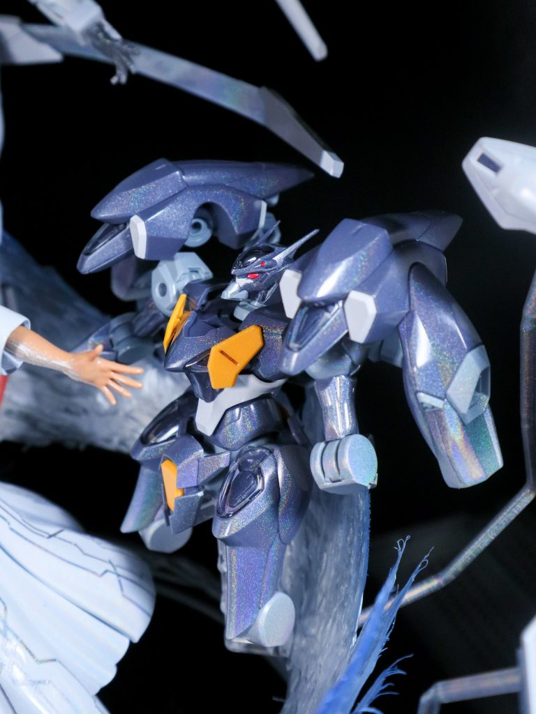 消失していくガンダムたちをホログラム塗料で表現しています。