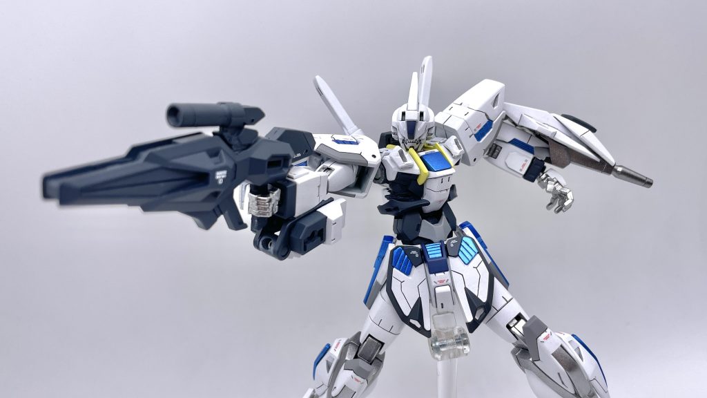 なので、武器はビームライフル、バックパックに装備されたビームサーベルなど基本的なものに加え