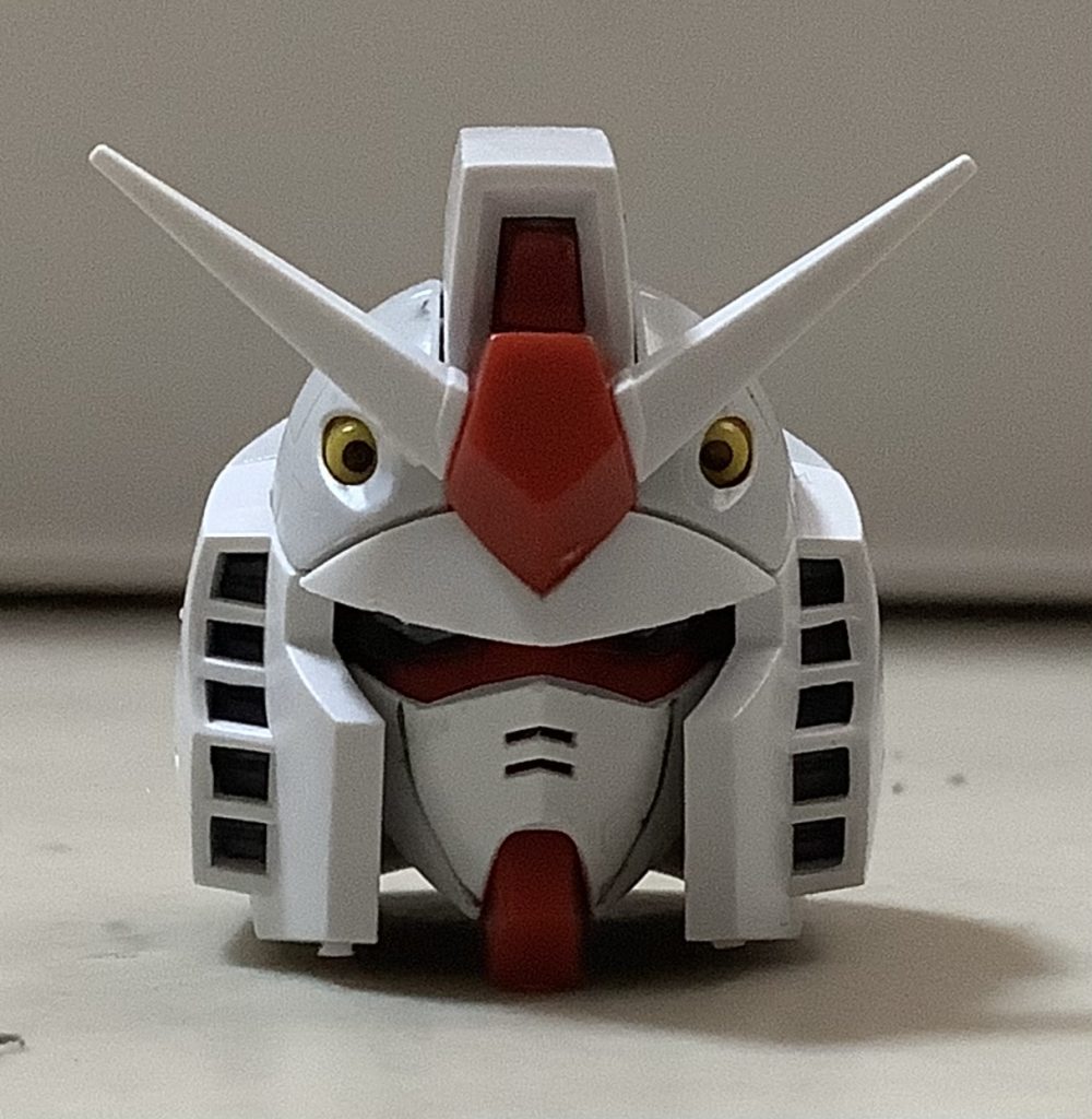 顔だけでもう満足です。バルカンも色分けされている…さすがMG！ツインアイはクリアパーツになってます。LEDユニットをつけると黄色に光るみたいですね。LEDユニット、変えたら買ってみます。