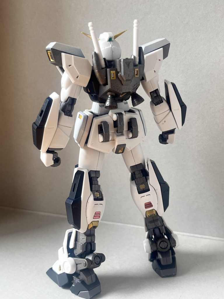 背面。スラスター周りの塗り分けがしやすくて驚きました。