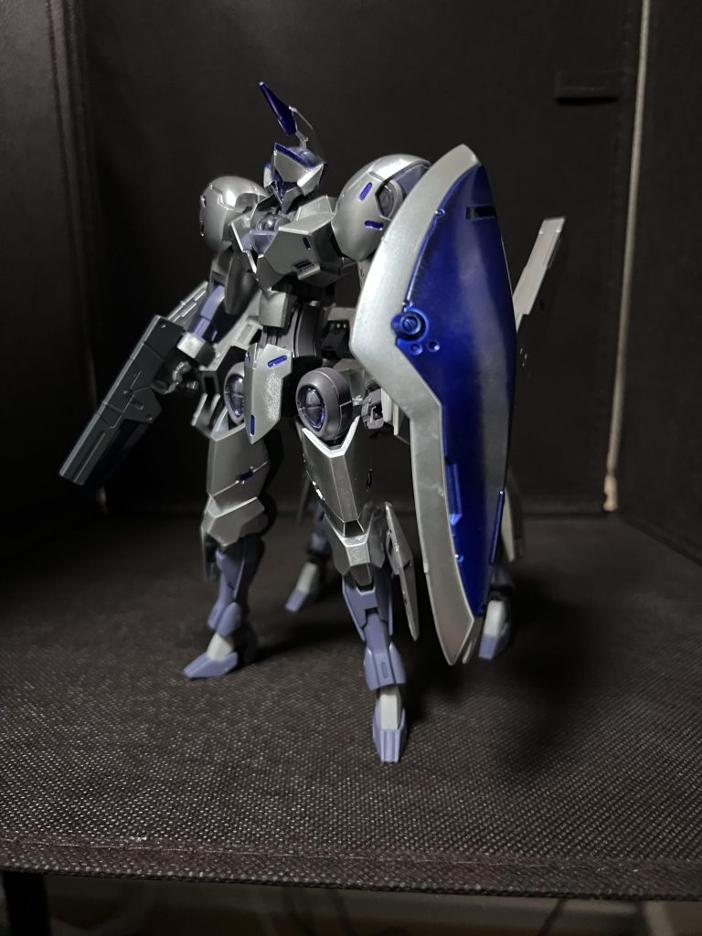 最初はミカエリスが中世騎士っぽいので、槍とか持たせて騎士っぽくしようと思いましたが、4脚である利点を考えた結果、運び屋がしっくりくるので後部に物資の積載スペースを作って、装備も軽装にしました。