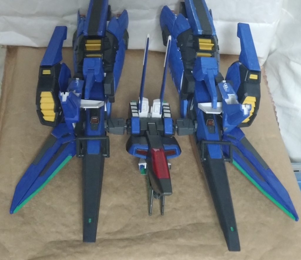 イクシードファイターとイクシードレッグアーマーは合体が可能。驚異的なスピードで支援できる。敵に狙われたとしても、『GNフィールド』を展開することで攻撃を自動で防ぐ機能を持っている。