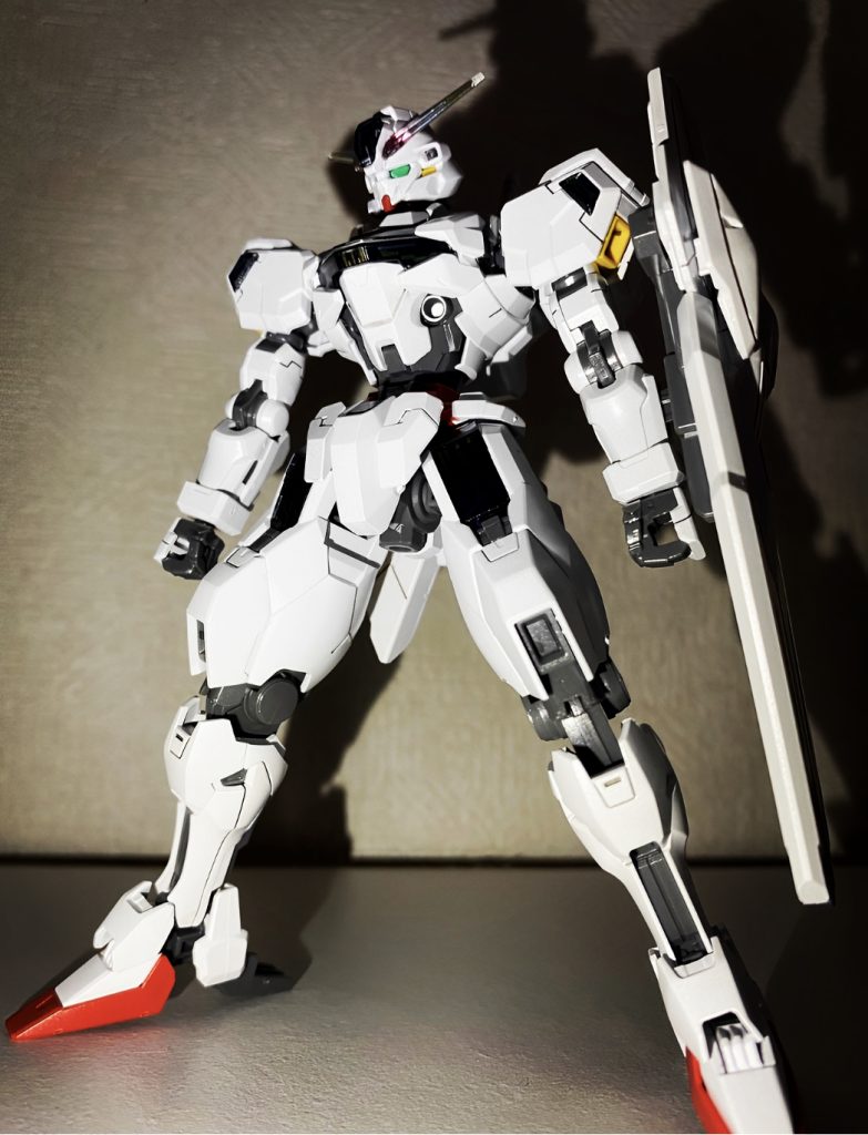 下地も特にせず、水性ホビーカラー 光沢クリア : シルバーを5:1の割合で調色写真だと分かりづらいですが、ほんのりチタニウム感が出て個人的には納得のいく仕上がりになりました