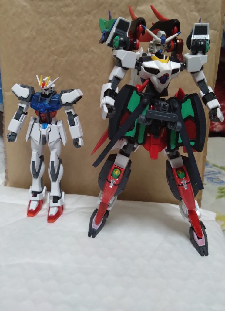 最後に。このガンダムリベロの大きさですが、通常MSより大きめです。写真でストライクガンダム(EG)と比べてみると分かります。写真はまだありませんが、大きさはグレイズアインとほぼ同じです。ちなみに、この時の脚は短めの状態です。ガンダムリベロにはまだまだ隠された機能があり、無限の可能性を秘めた機体とも言えます。まさに『リベロ』、自由のガンダムだと自分は思います!次回もリベロの形態の一つを紹介します。宜しければ、次回もご覧になってください。