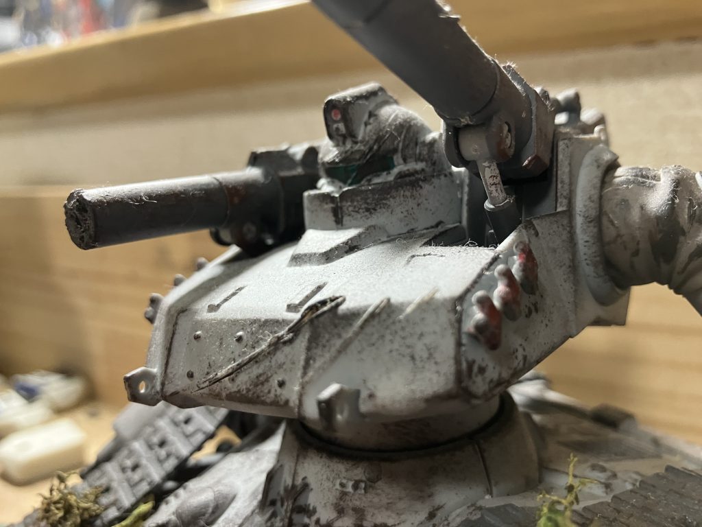 頭部のモニターと横胸の弾を筆塗りで塗装してます。炙りカッター知りたての時なので、所々にに切り傷をつけて古感をだしてます。錆風に塗装しておるのですが、これはスポンジでサッサっと色をつけてチッピングしてます!