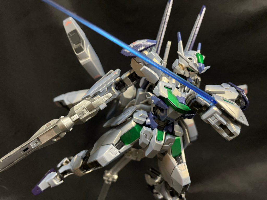 左エスカッシャンにはビームサーベル仕込んでます。