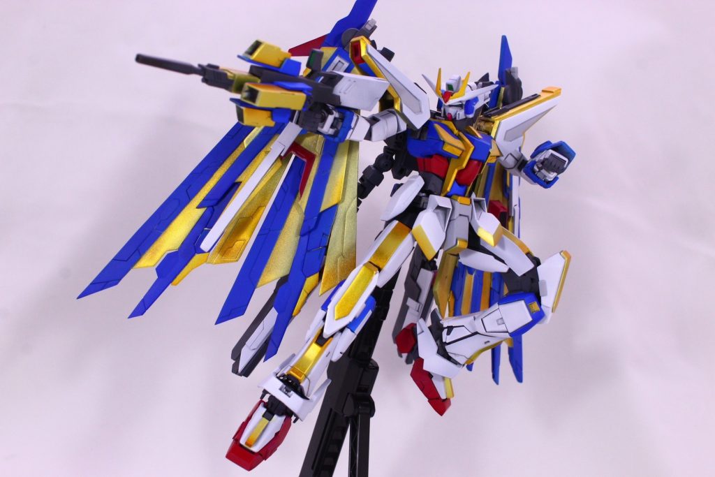 ここからは何枚かポージングです^ ^メイン武装のヴァリアントライフルはバスターライフルをベースにプラ板で製作しております