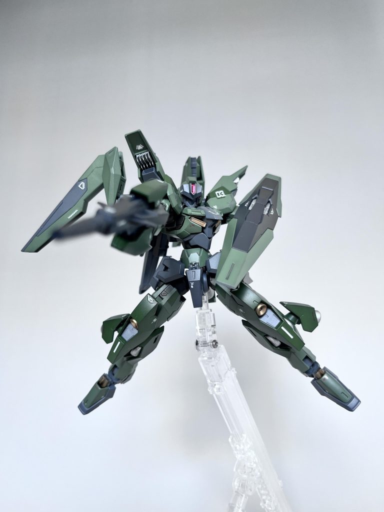 ビームライフルはAGE2の物を。可変翼にはZの背びれを使っています。