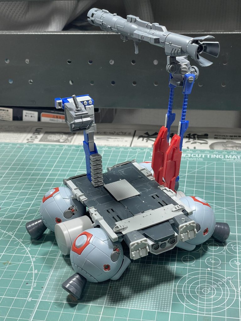 薄いグレーのディテールアップパーツは、スケールモデルのパーツです。くどくなり過ぎない程度に散らして配置しました。