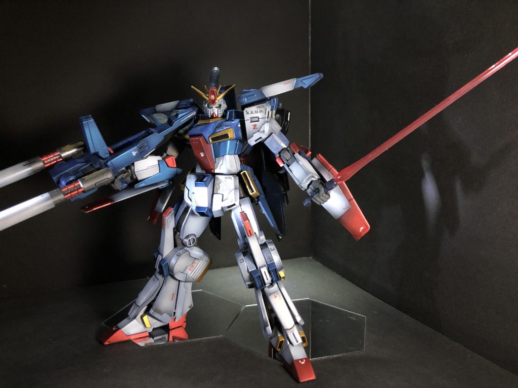 ハイパービームサーベルのイメージ。。。左のサーベル持ち手がないのと、右の持ち手も行方不明なため他からビームサーベルの柄を拝借。長いサーベルエフェクトをさしてます。