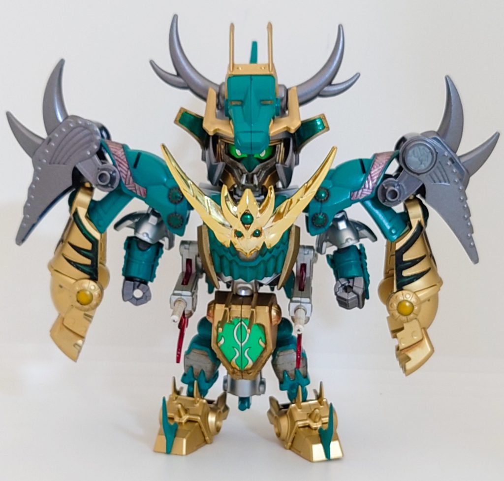 正面三国伝の呂布トールギスをベースにいろいろなジャンクパーツを組み合わせて完成させました。四聖獣シリーズの中では一番の大きさになります。