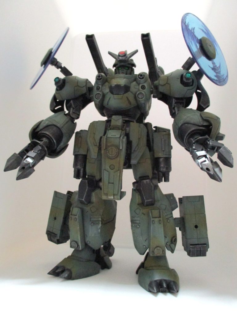 思いついた当初の目的だったガンダムグランドグシオンMS形態になります。ビームローターはビームシールドとしても使用可能です。でかすぎて撮影がむずい……。一応クローでの格闘戦ができるようにはなりますが、かなりバランスが悪いのでモビルタンク形態の方が強そうです。今回、エアブラシの本格導入と、ドライブラシに初挑戦しました。黒サフにシルバーでドライブラシった時の見栄えがきにいりました。黒鉄色よりいいかもしれません。