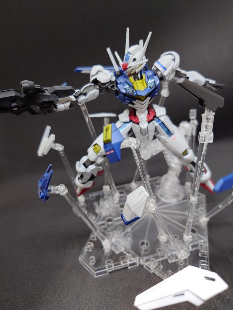 今回のカラーレシピは、白:サーフェイサーエヴォブラック→スターブライトシルバー(G)→ガンダムホワイト+シルバーパール(G)青:サーフェイサーエヴォブラック→ブルーメタリック+ブラック+コバルトブルー黄色:白サフ→ガンダムイエロー+ブルーゴールド赤:トランザムレッド+メタリックレッド+モンザレッドグレー:メカサフスーパーヘビィ→国鉄色トップコート:セミグロスクリアープレミアム(G)Gはガイヤカラーでついてないものはクレオスです。今回からトップコートをガイヤカラーのセミグロスクリアにしてみましたがかなりいい感じの仕上がりになりますね。これからずっと使いそうです。