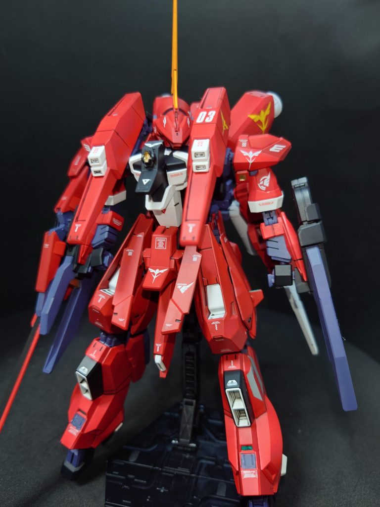 フロントショットです。大きさのバランスで腰回りジャンクパーツでかさ増ししました。