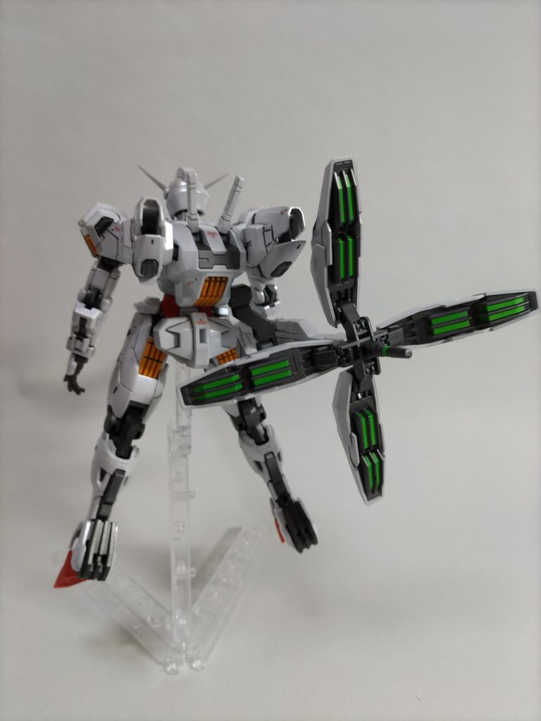 全塗装したらパーツがギチギチになって、リアスカートのパーツは左右折れました。