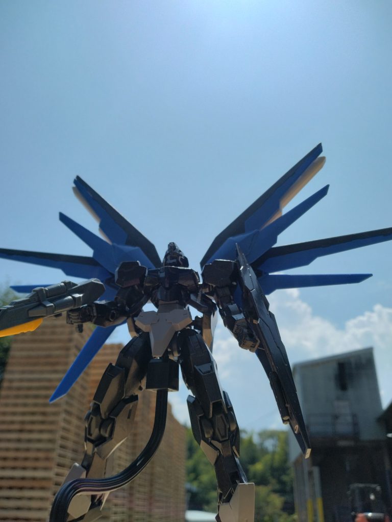 パッと見百式がフリーダムの羽を生やしたみたいですよね!