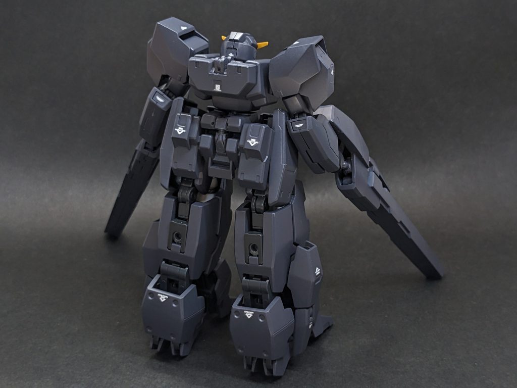 セラヴィーIIは完全変形するように改造しました。他の方は変形機構を組み込む際にセラヴィーや他のOO系を使って不足パーツを補ったりしていましたが、自分はセラヴィーIIのパーツのみを切り刻んで変形機構、関節などを仕込みました