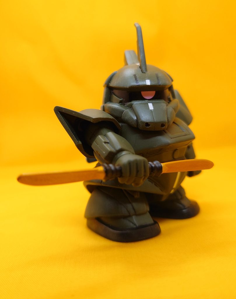 ビーム・ナギナタ構え姿ビーム・ナギナタを持っている手が回転します。